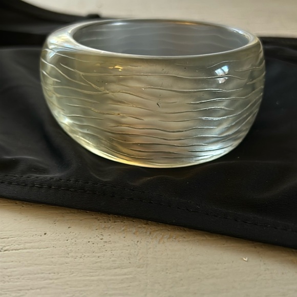 LUCITE BANGLE BRACELET - Picture 2 of 11